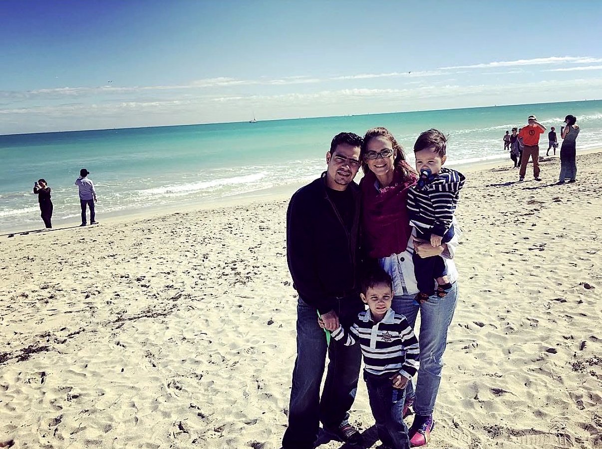 Genesis Perera con Angel y sus dos hijos en su primera visita a la playa en Miami, en 2016.
