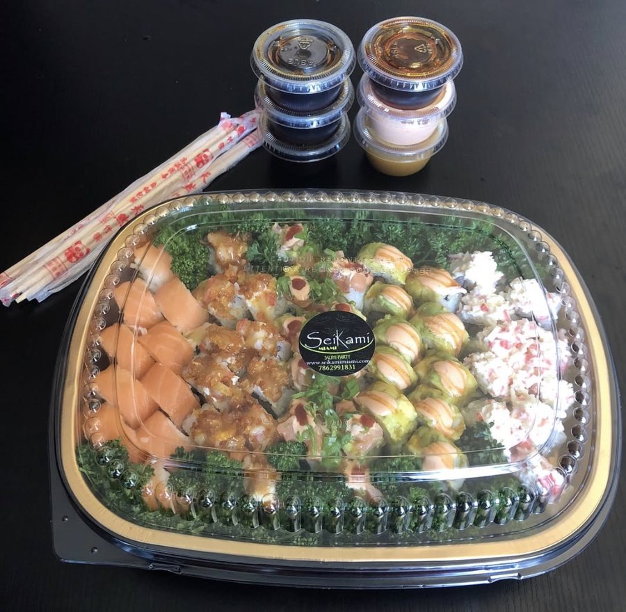 Bandeja de sushi de Seikami Miami con sus salsas.